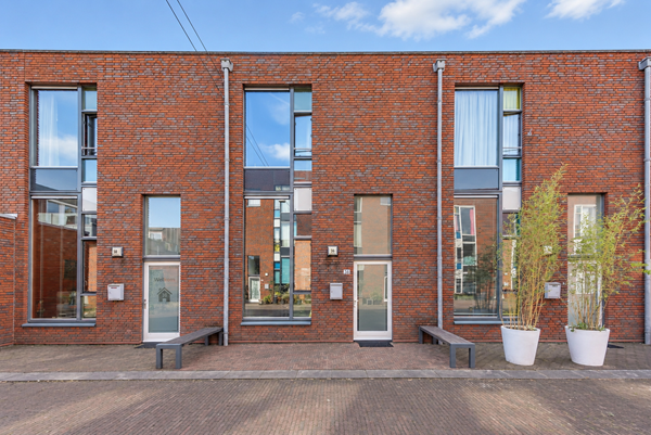 Voor een volledig overzicht verwijzen wij je graag naar de digitale plattegronden, de foto's, de video en de eigen website van deze woning: spoorbrughof36.nl